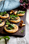 Mini pizzas with chanterelle mushrooms, goat's cheese and rocket