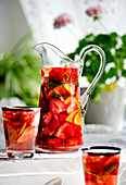 Sangria mit Rosewein und Erdbeeren in Gläsern und Glaskrug