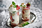 Mit Holundersirup marinierte Erdbeeren mit Eiscreme