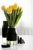 Tulpenstrauß in DIY-Vase aus Glas und schwarzer Klebefolie