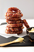 Zwiebel-Bacon-Ringe mit Limetten-Mayonnaise
