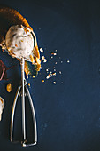 Veganes Kokoseis mit Dattel-Karamellsauce im Eiskugelformer