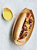 Chili-con-Carne-Hot-dog mit Safran-Aioli