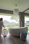 Ovale freistehende Badewanne im modernen Bad mit Panoramafenster