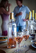 Gedeckter Tisch zum Mittagessen mit Roséwein und Gästen (Provence)