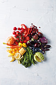 Obst und Gemüse in Regenbogenfarben