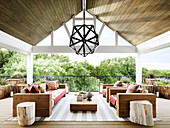 Outdoormöbel aus Holz auf überdachter Terrasse
