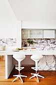 Modern kitchen in white and with marbled fronts