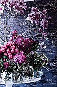 Blumendekoration mit Magnolien und Rosen