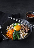 Bibimbap mit Rindfleisch und Ei (Korea)