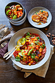 Papaya-Tomaten-Salat mit Halloumi und Ingwer-Miso-Vinaigrette