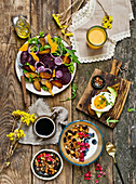 Gesundes Frühstück mit Müsli, Spiegelei und Rote-Bete-Salat