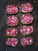 Französische Salami im Kräutermantel, in Scheiben geschnitten