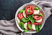 Caprese-Salat mit Mozzarella, Basilikum und Tomaten