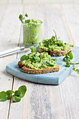 Broccoli and watercress spread with almonds