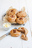 Wholemeal walnut rolls with honey
