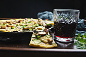 Vegane Kürbispizza mit Zucchini, Pilzen, Räuchertofu, Frühlingszwiebeln und Walnüssen, überbacken mit Hefeschmelz