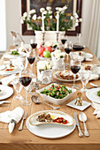 Festlich gedeckter Tisch zum jüdischen Neujahrsfest