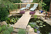 Holzdeck mit Steg als Terrasse am Teich