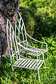 Gartenstühle an Baumstamm