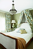 Klassisches Schlafzimmer mit floral gemusterten Textilien