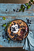 Veganer Blaubeer-Crumble mit Kokoscreme