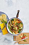 Chow mein with beef and vegetables