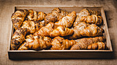 Verschiedene Croissants auf Holztablett