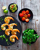 Prawn skewers with guacamole, tomatoes and lamb's lettuce
