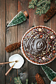 Schokoladentarte umgeben von weihnachtlicher Dekoration
