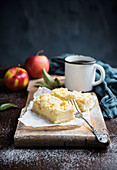 Veganer Apfel-Sojaquark-Streuselkuchen