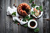 Veganer Rührkuchen mit Erdbeeren und Pistazien