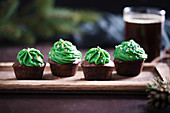 Vegane Schokoladen-Gewürz-Cupcakes mit Matchatee-Cremefrosting