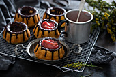 Kleine vegane Vanille-Gugelhupfe mit Zartbitterschokolade, gefüllt mit Erdbeer-Rhabarber-Kompott
