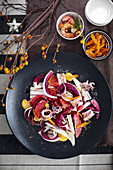 Radicchiosalat mit Tintenfisch, Grapefruit, Garnelen-Mayonnaise und kandierter Grapefruitschale