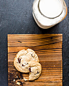 Brown Butter Chocolatechip Cookies und Milchflasche