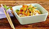 Stir Fry mit Tofu und Gemüse auf Reis (Asien)