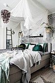 Gemütliches Schlafzimmer im Urban Jungle Look in Grau und Grün