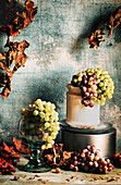 Stillleben mit Trauben und Herbstlaub