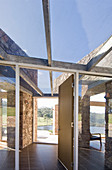 Moderne Architektur aus Naturstein und Glas
