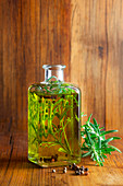 Olivenöl mit Rosmarin und Pfefferkörnern