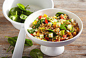 Vegetarischer Paprika-Grünkern-Salat mit Blattspinat, Käse, Gemüse, Birnen und Vinaigrette