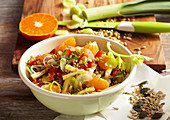Fruity spelt salad with vegetables, mandarin segments, gouda, lemon vinaigrette and seeds