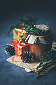 Hausgemachte Karamellsauce im Glas als Weihnachtsgeschenk