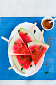 Wassermelone mit Salz und Chiliflocken