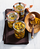 Eingelegte Curry-Zucchini in Weissweinessig, Paprika und Senf in Weckgläsern