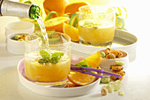 Orangenbowle mit weißem Rum, Sekt und Ananassaft