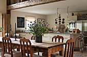 Großer französischer Esstisch aus dem 19. Jahrhundert in offener Küche mit englischen, neugotischen Stühlen
