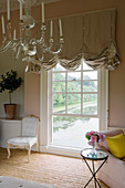 Bodentiefes Schiebefenster mit Blick auf Gartenanlage im Salon einer Villa