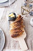 Geschnittenes Brot mit Butter auf weihnachtlich gedecktem Tisch